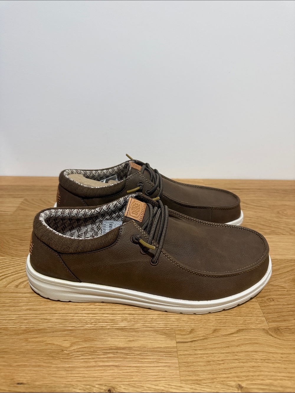 Brand new Men's Heydude Paul size 9 Brown Casual Lace-Up Sneakers - Picture 2 of 5